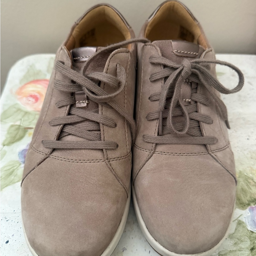 Vionic Tan Sneakers Casual Lace-Up EUC